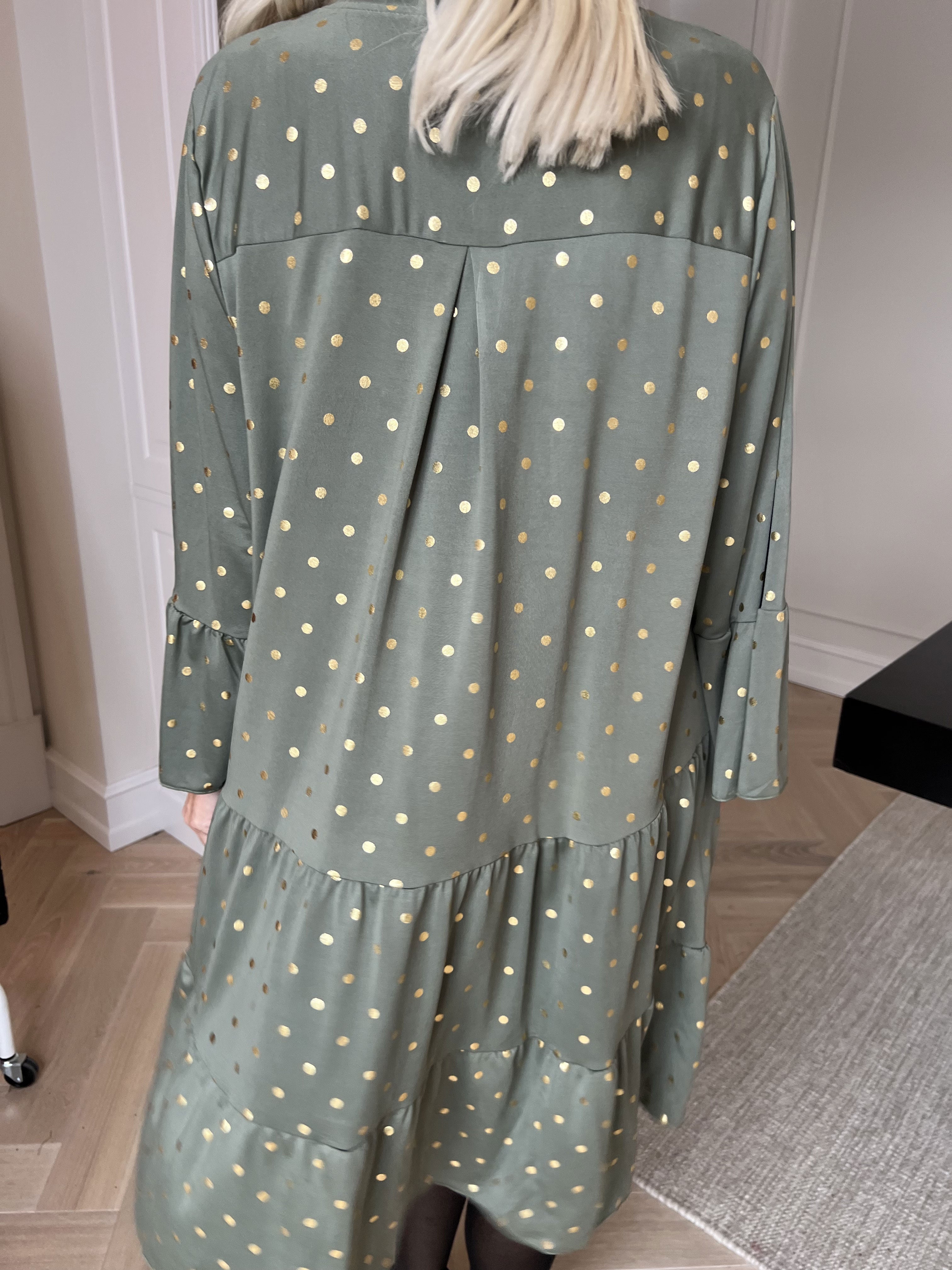 Milania Dot - Elastisk klänning med guldprickar och volanglager